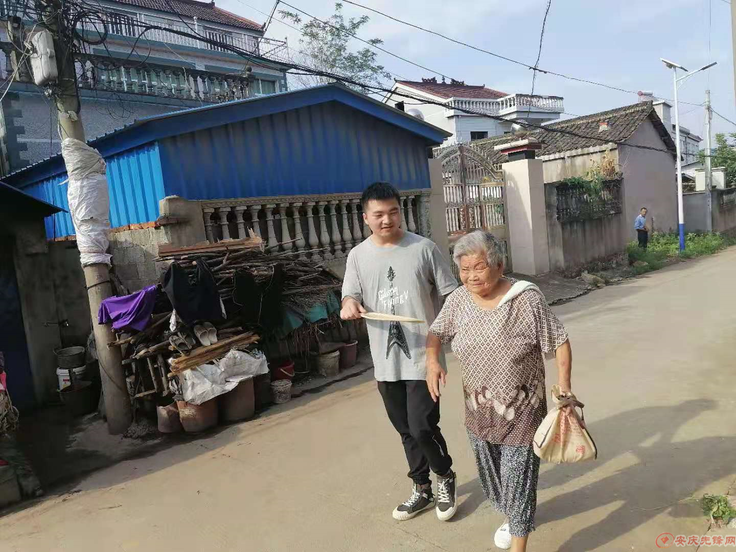 扶老奶奶打疫苗.jpg 扶老奶奶打疫苗.jpg