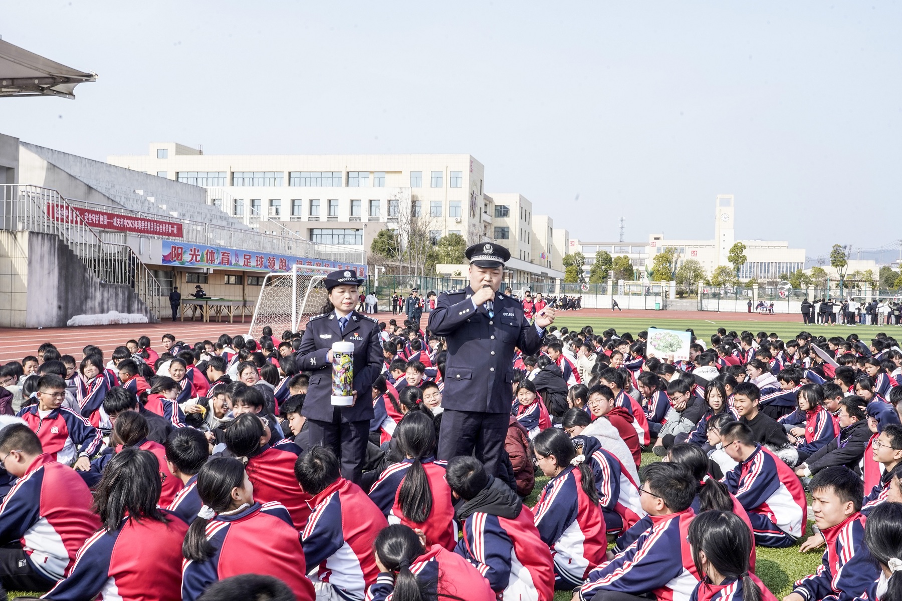 讲解禁毒知识.jpg