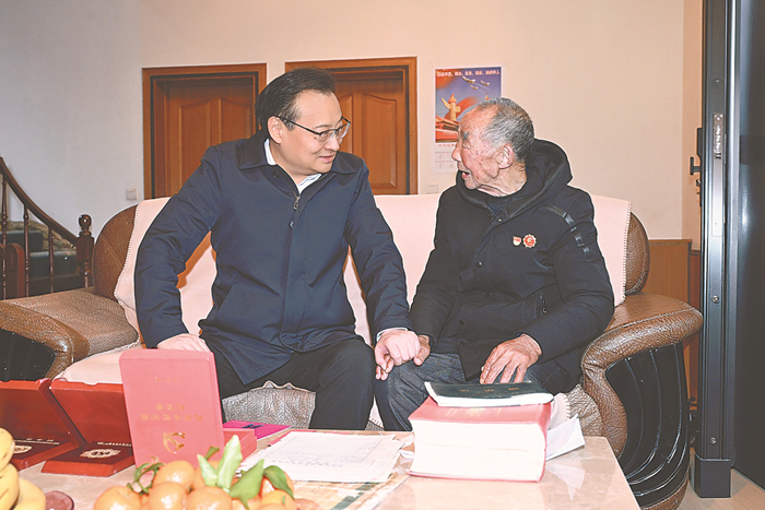 梁言顺在岳西县走访慰问时强调 深入贯彻习近平总书记重要讲话指示精神 切实把党的关怀和温暖送到千家万户